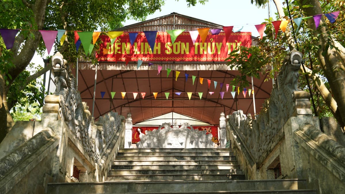 リンソン・トゥイ・トゥ寺（Đền Linh Sơn Thủy Từ）