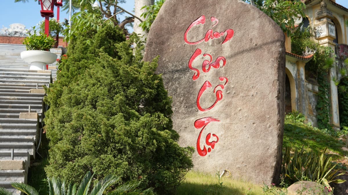 깜선 사원 (Chùa Cảm Sơn)