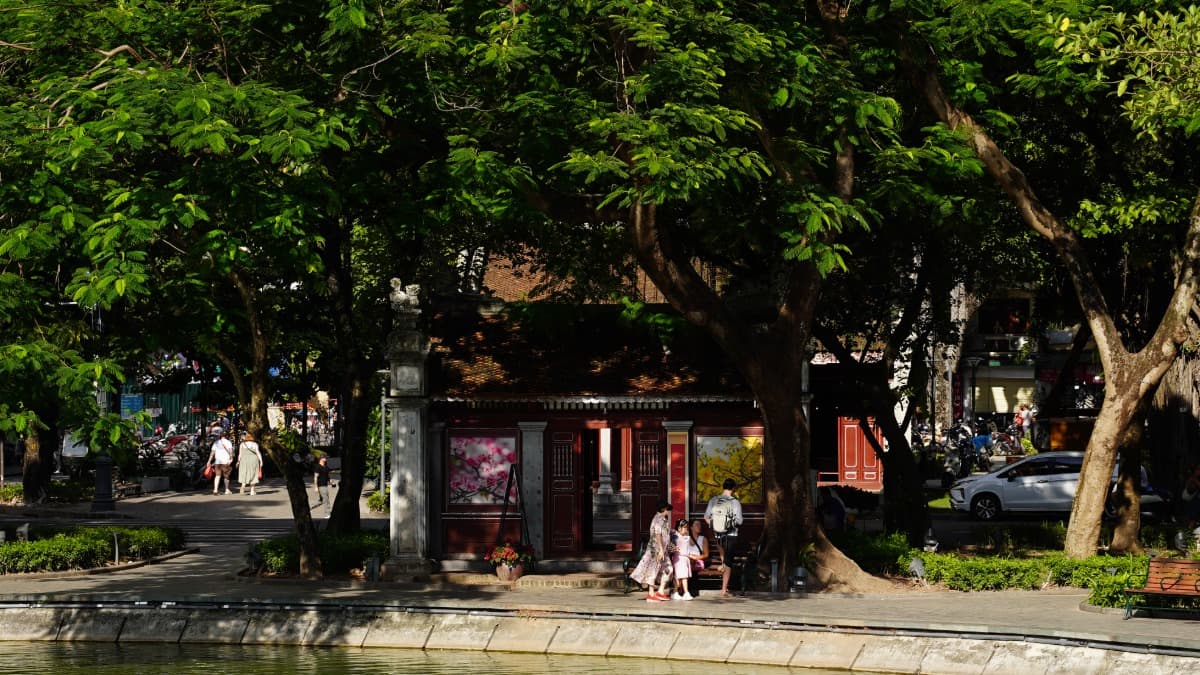 Hồ Hoàn Kiếm (Lago della Spada Restituita) - ảnh địa điểm 5