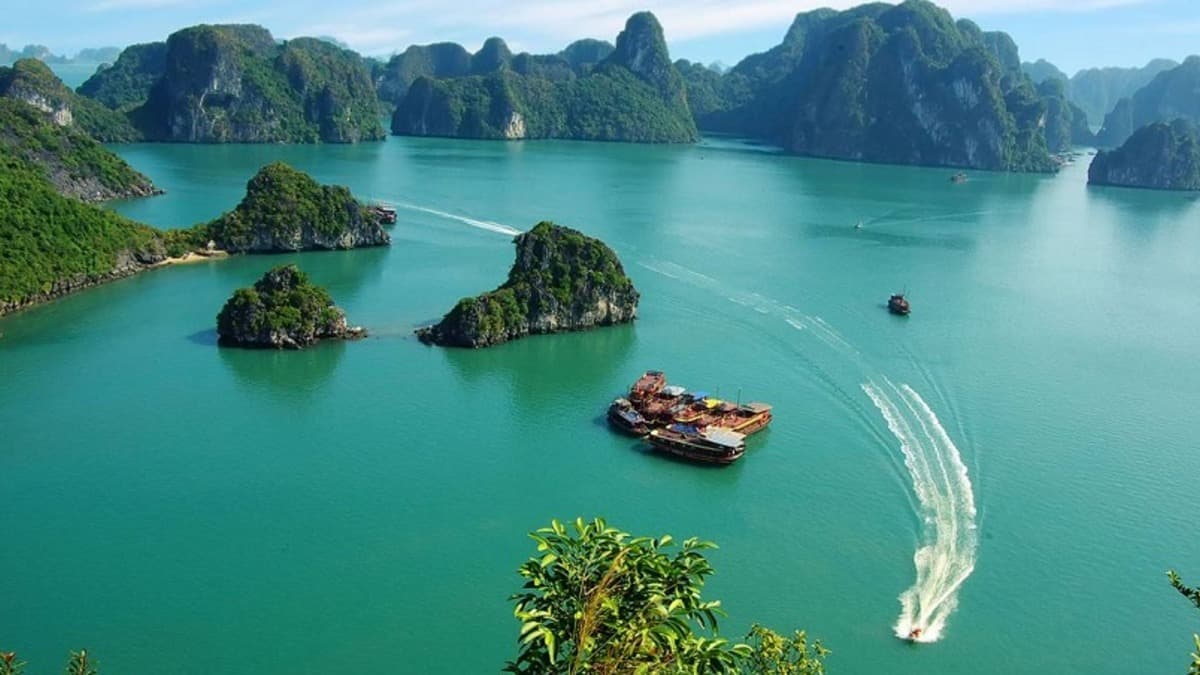 Bai Tu Long Bay