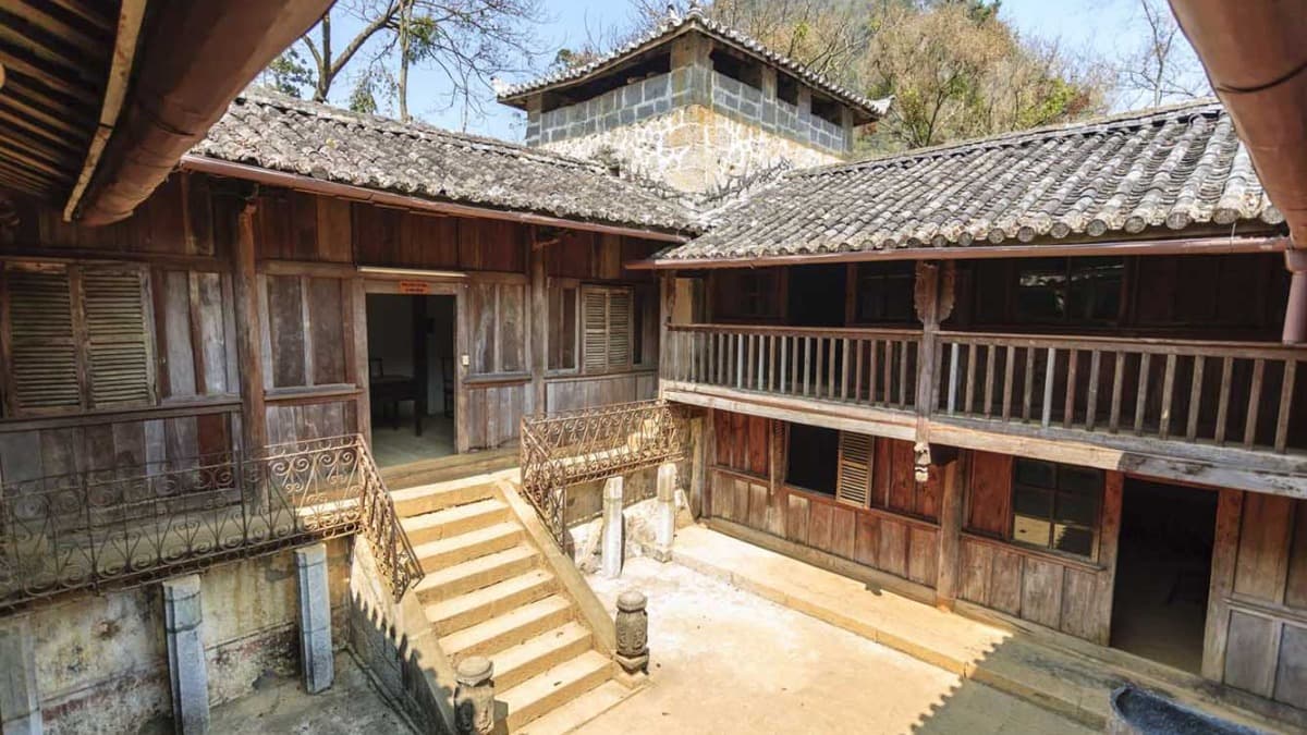 Hmong King Palace