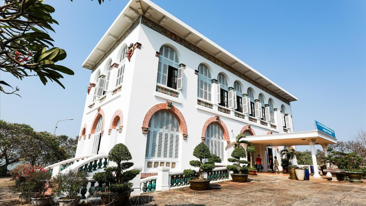 Bạch Dinh (Villa Blanche)