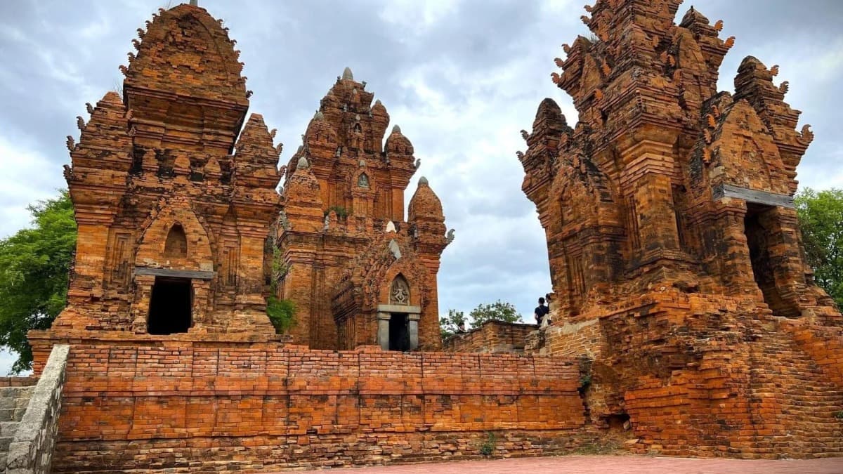 Po Klong Garai Towers